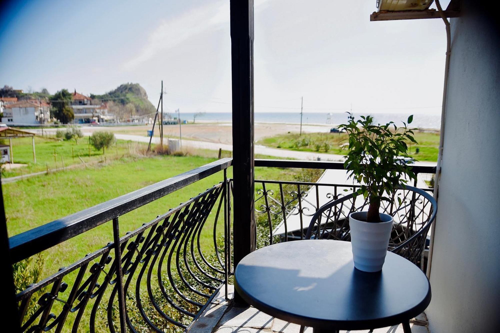 Room Nine 9 Beachfront Apartments Nea Kallikrateia Ngoại thất bức ảnh