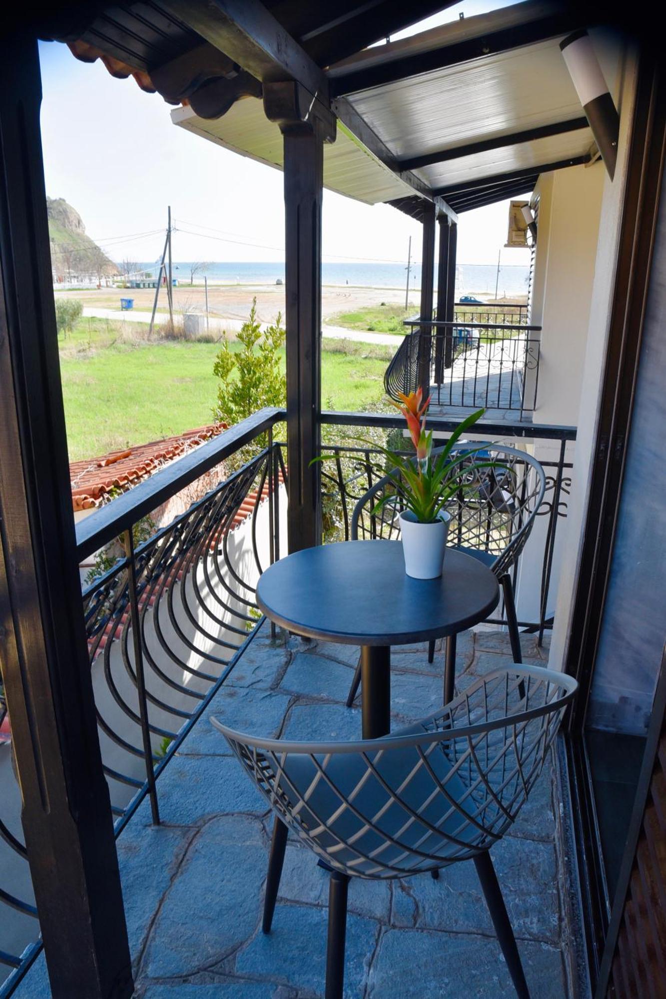 Room Nine 9 Beachfront Apartments Nea Kallikrateia Ngoại thất bức ảnh