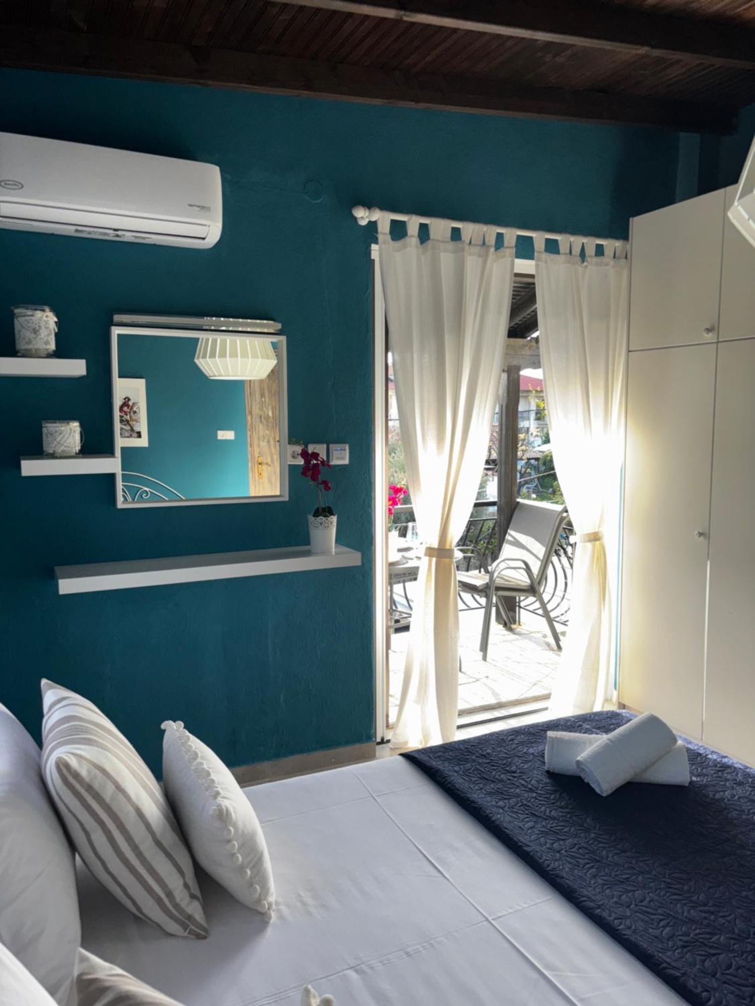 Room Nine 9 Beachfront Apartments Nea Kallikrateia Ngoại thất bức ảnh